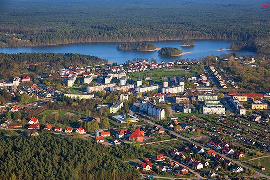 Nida, panorama na miejscowosc polozona nad jeziorem Nidzkim od strony Zachodniej. EU, Pl, Warm-Maz. Lotnicze.